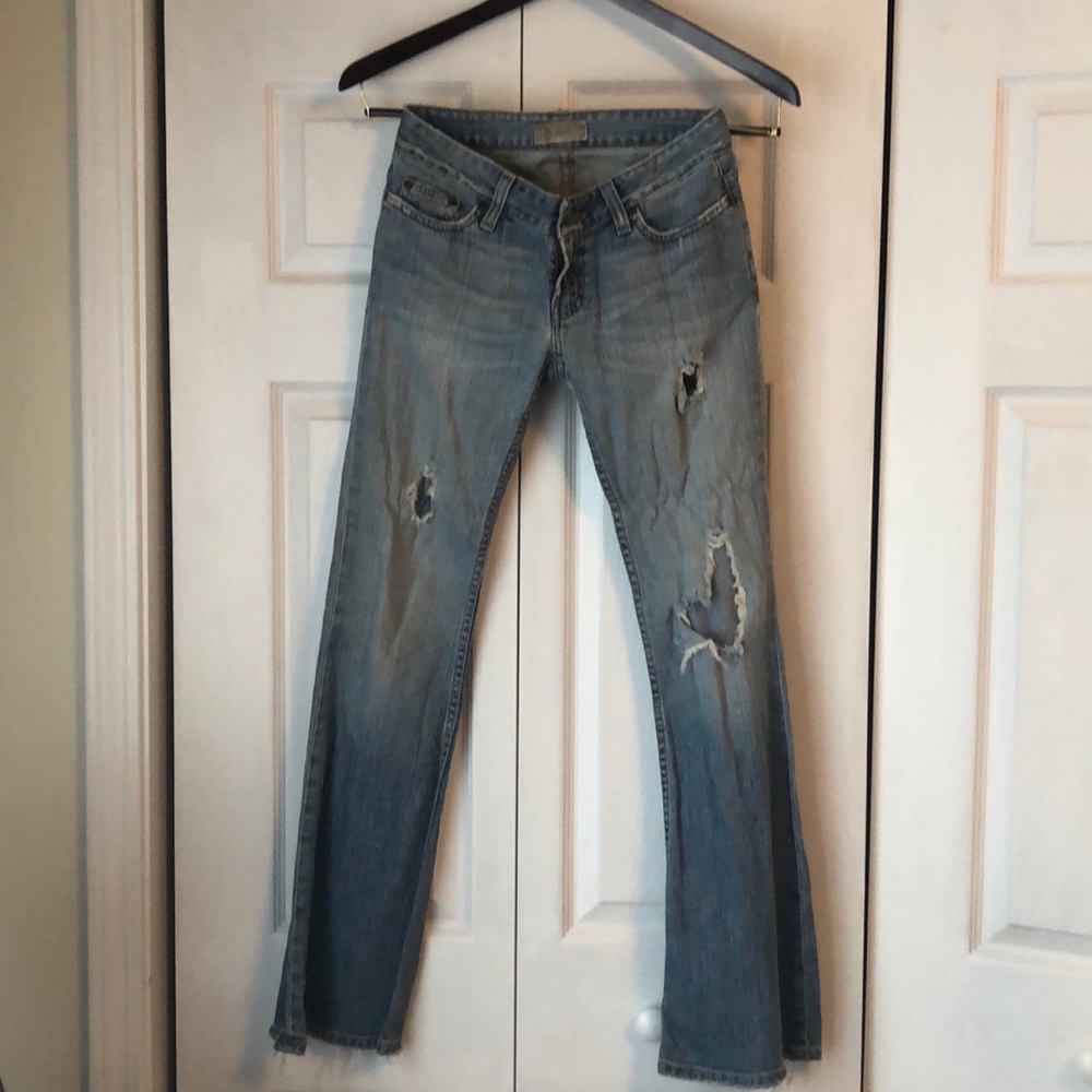 Buckle distressed jeans